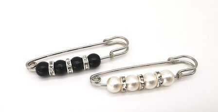 Anstecknadel, silberfarben, Perle &Oslash; 6 mm und dazwischen drei Ringe mit Strasssteinen.