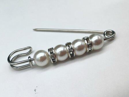 Anstecknadel, silberfarben, Perle &Oslash; 6 mm und dazwischen drei Ringe mit Strasssteinen.