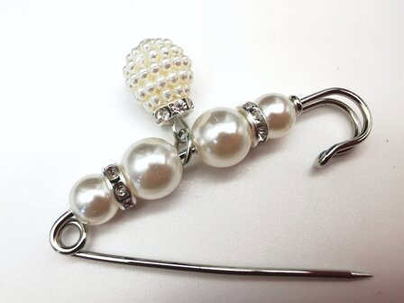 Anstecknadel, silberfarben, 4 Perlen und Perlenanh&auml;nger von 12 mm.