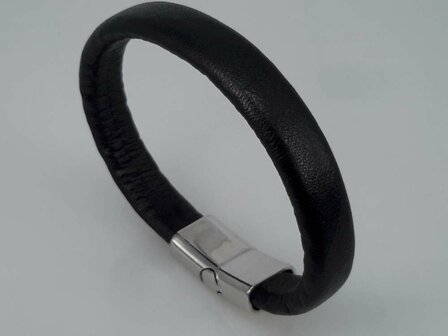 Armband aus schwarzem Regaliz Leder schwarz mit Einsteckverschluss mit Magnet.