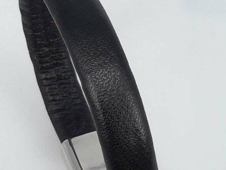 Armband aus schwarzem Regaliz Leder schwarz mit Einsteckverschluss mit Magnet.