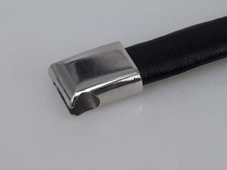 Armband aus schwarzem Regaliz Leder schwarz mit Einsteckverschluss mit Magnet.
