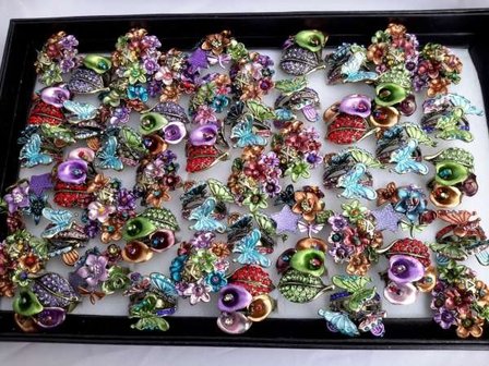 Ring, bronskleur, bont gekleurde bloemen, vlinders, strass, diverse modellen, assorti 50 stuks