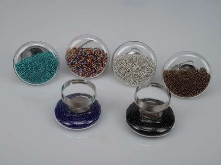 Ring, metaal, rond glas gevuld met gekleurde pareltjes, mixpakket 12 stuks