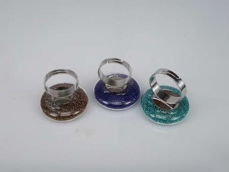 Ring, metaal, rond glas gevuld met gekleurde pareltjes, mixpakket 12 stuks