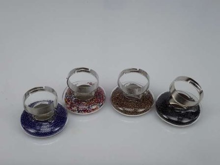 Ring, metaal, rond glas gevuld met gekleurde pareltjes, mixpakket 12 stuks