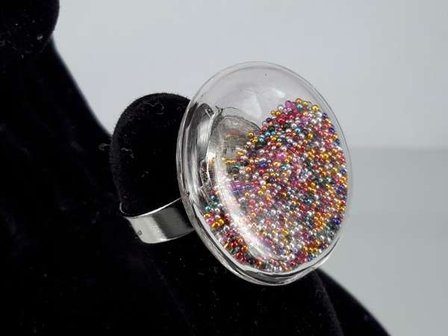 Ring, metaal, rond glas gevuld met gekleurde pareltjes, mixpakket 12 stuks
