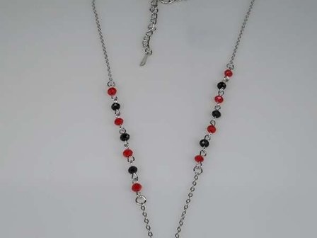 Ketting, zilverkleur met rood en zwarte facetkraaltjes, hanger: kruisje met strass