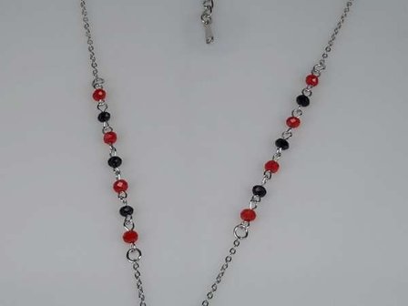 Ketting, zilverkleur, rood en zwarte facetkraaltjes, hanger: klavertjevier, strass