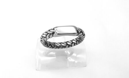 Schmaler Ring aus Edelstahl mit geflochtenem Designmotiv und einer Platte auf der Vorderseite, mit der Sie gravieren k&ouml;nnen. Box 36 St&uuml;ck