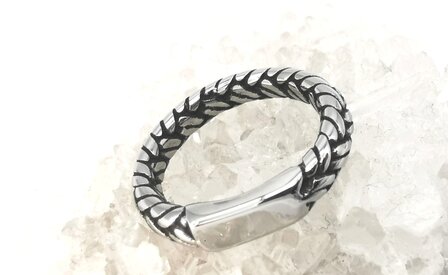 Schmaler Ring aus Edelstahl mit geflochtenem Designmotiv und einer Platte auf der Vorderseite, mit der Sie gravieren k&ouml;nnen. Box 36 St&uuml;ck