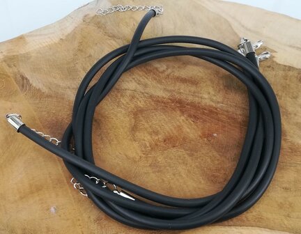 Rubber, rond, gladde ketting, zwart.