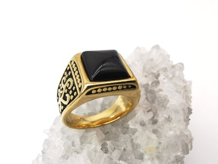 RVS Edelsteen vierkant Zwart Onyx goudkleurig Ring. met zwarte/goud patronen aan de zijkant. 