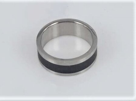 Edelstahl robuster Ring silber mit schwarz matt in der Mitte trifft den Geschmack jedes Menschen genau.