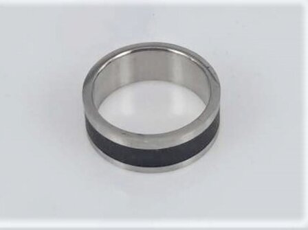 RVS robuuster ring zilver met zwarte mat in midden raakt men precies smaak van elke persoon.