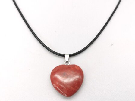 Halskette mit rotem Jaspis, Edelsteinanh&auml;nger, Herzform.
