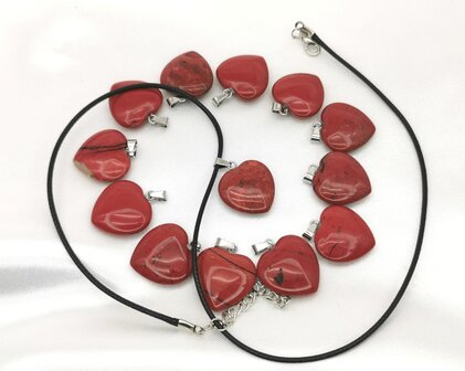 Halskette mit rotem Jaspis, Edelsteinanh&auml;nger, Herzform.