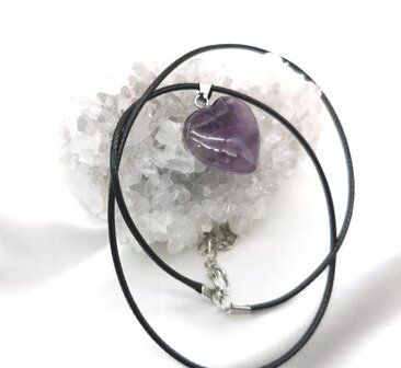 Schwarze Halskette mit Herz Amethyst, Edelsteinanh&auml;nger.