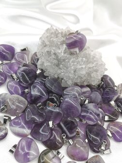 Schwarze Halskette mit Herz Amethyst, Edelsteinanh&auml;nger.