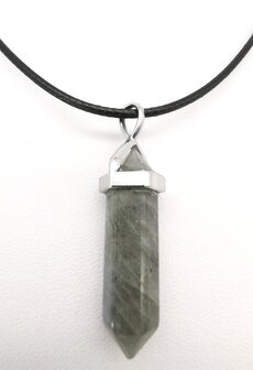 Ketting met Labradoriet, edelsteenhanger, obelisk pegel.