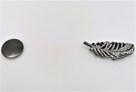 Magnetbrosche - Schwarze Farbe - Feder - Strass, perfekt um Schals, Schal und Strickjacke ohne L&ouml;cher zu verschlie&szlig;en.