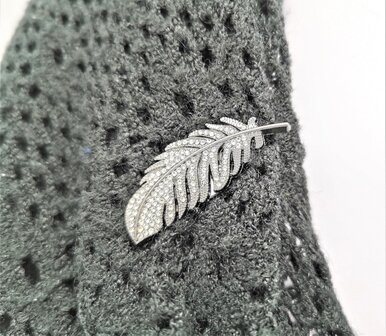 Magneet Broche -  Zwartkleur - veertje &ndash; strass, perfect om je sjaals, omslagdoek en vest te sluiten zonder gaatjes.