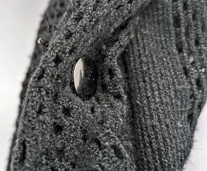 Magnetbrosche - Schwarze Farbe - Feder - Strass, perfekt um Schals, Schal und Strickjacke ohne L&ouml;cher zu verschlie&szlig;en.