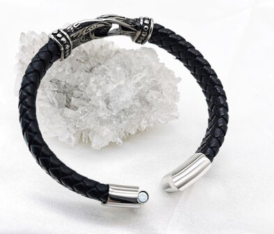 Herren-Lederarmband mit Infinity-Design aus Edelstahl.