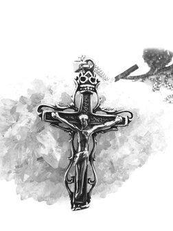 Jesuskreuz aus Edelstahl mit Pflanzenmuster und Krone.