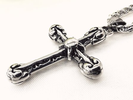 Robustes gotisches Symbolik-Kreuz aus Edelstahl mit sorgf&auml;ltig gearbeitetem Design.