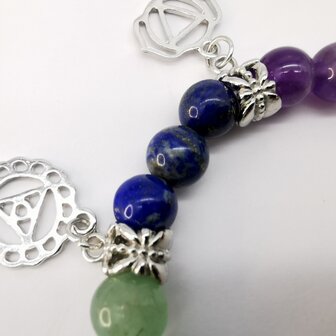 Chakra armband van natuursteen met 7 gebed bedel.