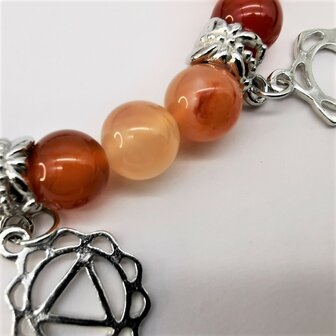 Chakra armband van natuursteen met 7 gebed bedel.