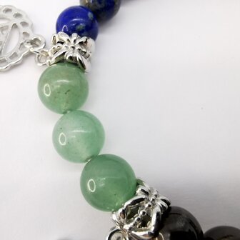 Chakra armband van natuursteen met 7 gebed bedel.