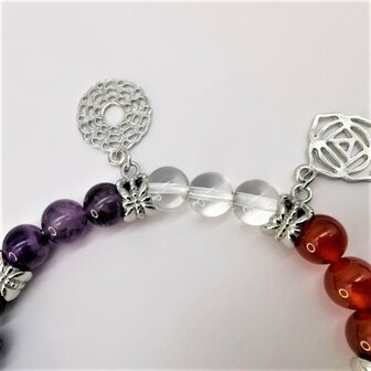 Chakra armband van natuursteen met 7 gebed bedel.