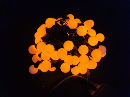 Orange Lichterkette, 100 orange LEDs in wei&szlig;er Kugel, 10 Meter, 8 Programme &amp; Fernbedienung, verkn&uuml;pfbar, IP44, f&uuml;r den Innen- und Au&szlig;enbereich