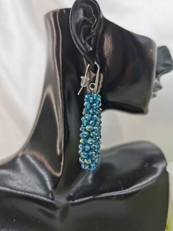 RVS Silberfarbene Ohrringe mit blauen/gr&uuml;nen Glasperlen im Facettenschliff