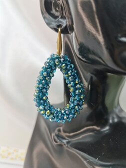 RVS Goldfarbene Ohrringe mit blauen/gr&uuml;nen Glasperlen im Facettenschliff