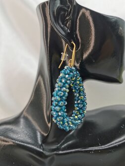RVS Goldfarbene Ohrringe mit blauen/gr&uuml;nen Glasperlen im Facettenschliff