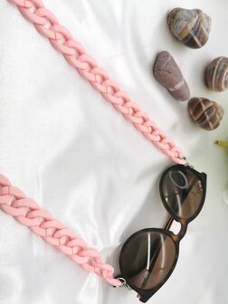 Trendige 2-in-1-Sonnenbrille/Halskette &ndash; Brillenband, Acryl-Gliederkette &ndash; L70 cm, matt hellrosa