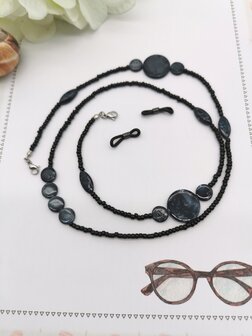Trendige 2-in-1-Sonnenbrille/Halskette &ndash; Brillenband, Perlen -L70 cm schwarz/grau gemischt