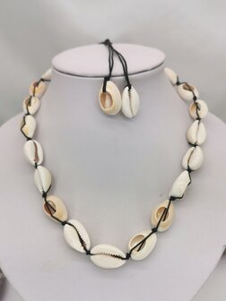 Ketting Bohemian kauri schelp, zwart verstelbaar touw.