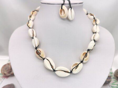 Ketting Bohemian kauri schelp, zwart verstelbaar touw.