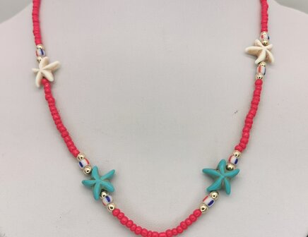 Halskette aus roten Perlen mit blauem und wei&szlig;em Edelstein-Seestern
