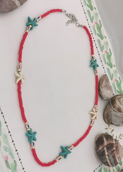 Ketting rood kralen met blauw en witte zeester van edelsteen