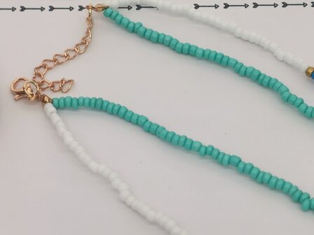 2 DELIG KRALEN MIX KLEUR KETTING MET SCHELP.