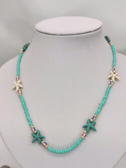 Ketting turquoise kleur kralen met edelsteen blauw en witte zeester.