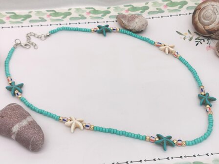 Ketting turquoise kleur kralen met edelsteen blauw en witte zeester.