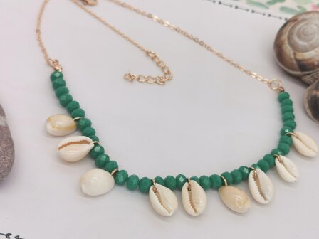 Elegante facettierte Perlen und Muscheln an einer goldfarbenen Kette. L&auml;nge verstellbar 45+5cm