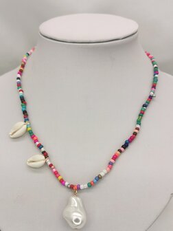 Ketting met regenboog kralen met imitatie parel en schelp.