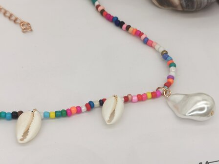 Ketting met regenboog kralen met imitatie parel en schelp.